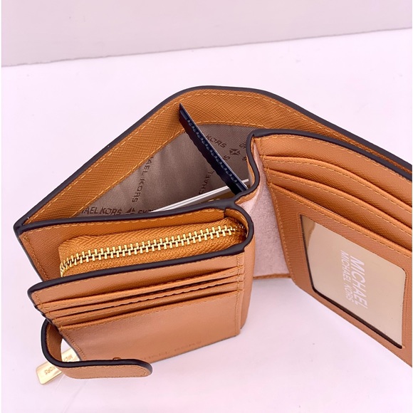 Michael Kors Jet Set Travel
Medium Bifold Coin Zipper
Wallet Cider - Picture 8 of 10